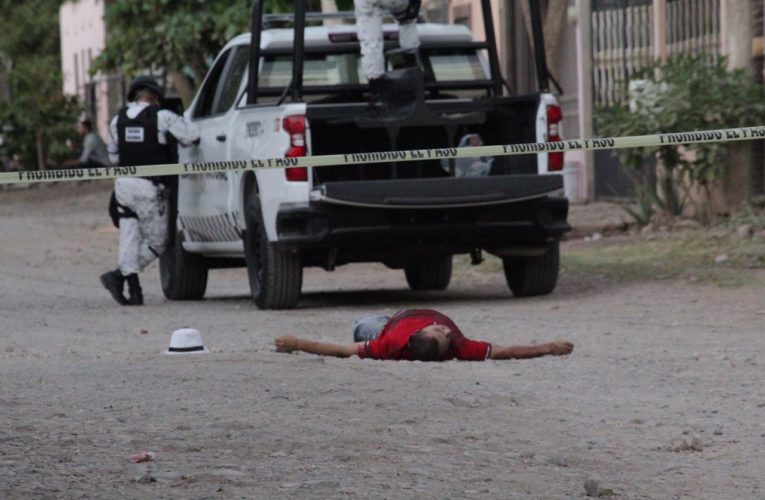 Asesinan a balazos a un hombre en la colonia de Culiacán.