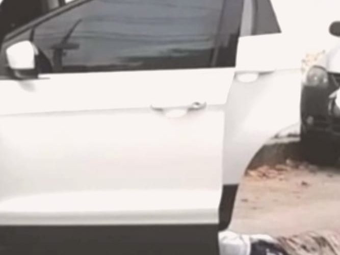 Localizan a un hombre asesinado en el interior de una camioneta en Acapulco.