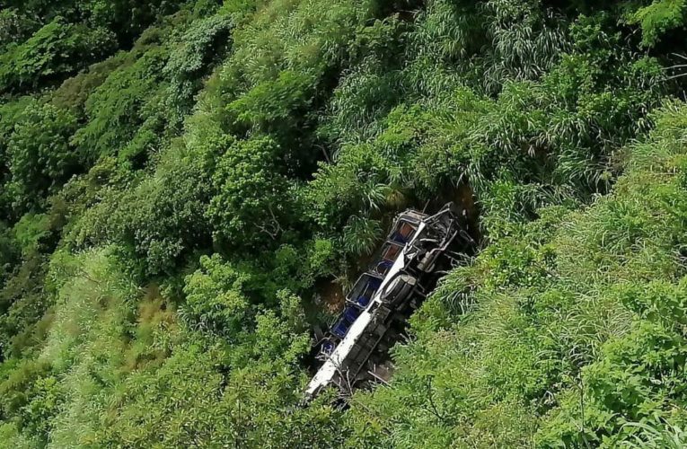 Vuelca autobús en profundo barranco en Chiapas.