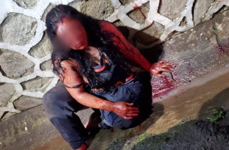 Casi linchan a una mujer que escondía la cabeza de su marido en una bolsa.