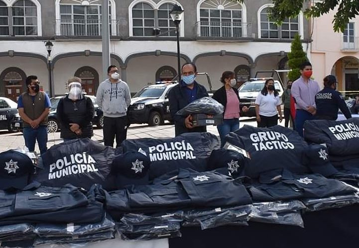 Entrega uniformes y equipo a policías de Zacatelco; el alcalde Tomás Orea Albarrán.