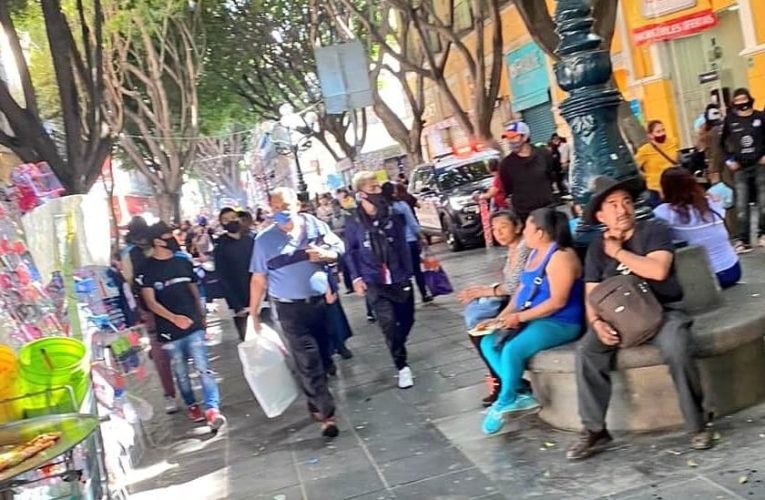 El centro histórico de Puebla invadido por ambulantes ante la incapacidad de la alcaldesa Claudia Rivera.