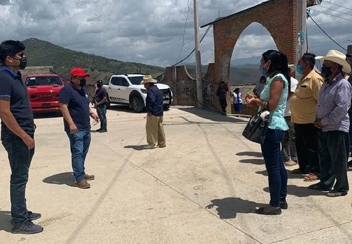 Inicia la ampliación de red eléctrica en comunidad el alcalde de Xalpatláhuac Rosendo Larios.