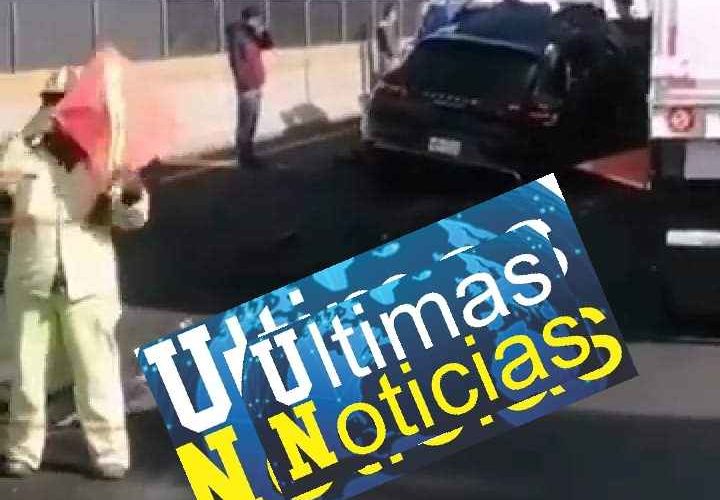 Aparatoso accidente sobre la autopista México Puebla a la altura de la Volkswagen, una persona prensada.