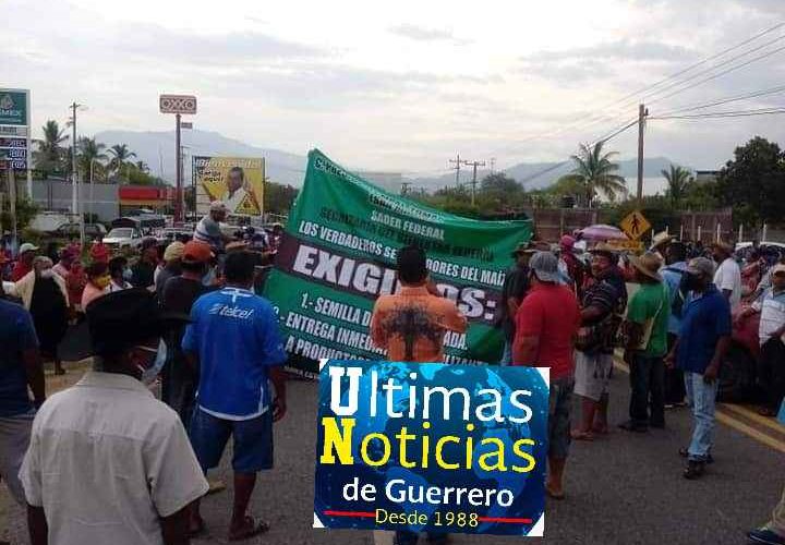 Bloquean campesinos de la Costa Chica, la carretera Acapulco- Pinotepa exigen fertilizante.