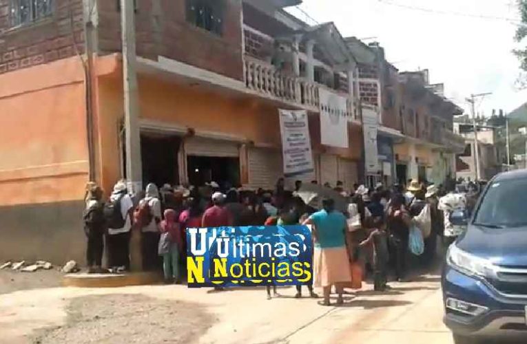 Exigen justicia habitantes de Cochoapa después de haber sido quemadas sus viviendas y vehículos por delincuentes.