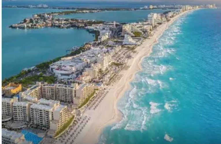 Se adueñan hoteleros de playas de Cancún; denuncian ante López Obrador.