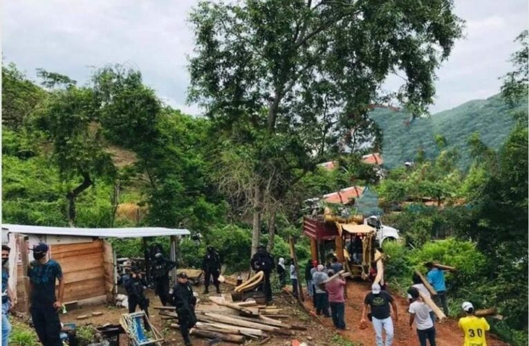 POLICÍA MUNICIPAL Y FIBAZI DESALOJAN FAMILIAS DE TERRENOS DEL GOBIERNO EN ZIHUATANEJO.