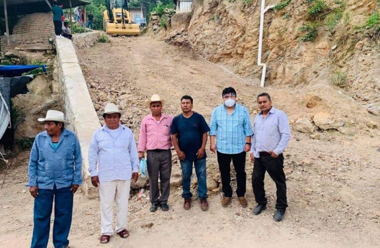 Visita comunidades y pone en marcha obras, el alcalde de Xalpatláhuac; Rosendo Larios.