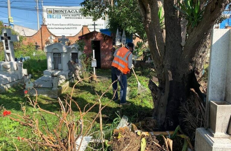 Mantiene limpieza en el panteón de Santorum, el Ayuntamiento de Cuautlancingo: #LupitaDaniel.