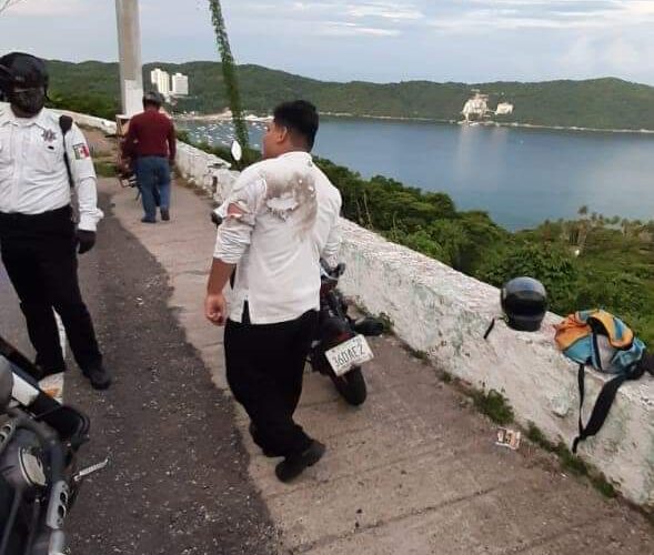 Salva la vida motociclista al derrapar en la escénica.
