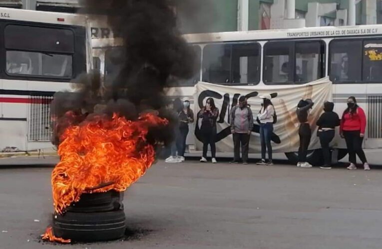 Bloquean y queman llantas estudiantes normalistas de Oaxaca.