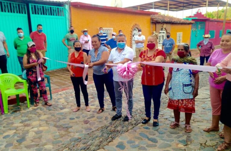Inaugura calle en El Divisadero, el presidente municipal de Cutzamala de Pinzón, Timoteo Arce.