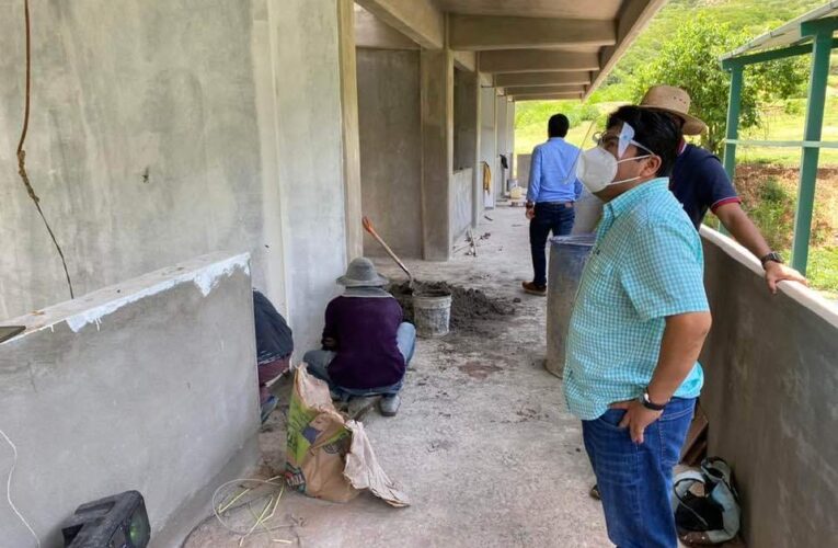 Supervisa la construcción de aulas escolares el alcalde de Xalpatláhuac; Rosendo Larios.