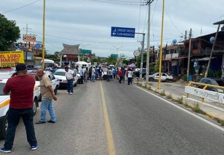 Sujetos de la UPOEG bloquean carretera federal Acapulco-Pinotepa a la altura de Marquelia.