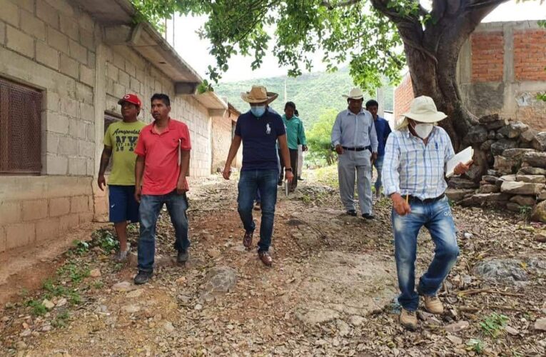 Inicia levantamiento topográfico para la construcción de una calle en comunidad de Xalpatláhuac: Rosendo Larios.