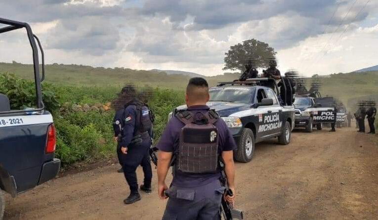 Secuestran a 8 policías del municipio de Hidalgo; y les queman 2 patrullas.