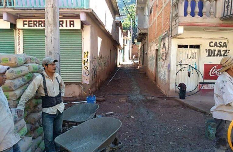 Con la pavimentación de calles y callejones de Xalpatláhuac se dignifican la vida de sus habitantes: Rosendo Larios rosas.