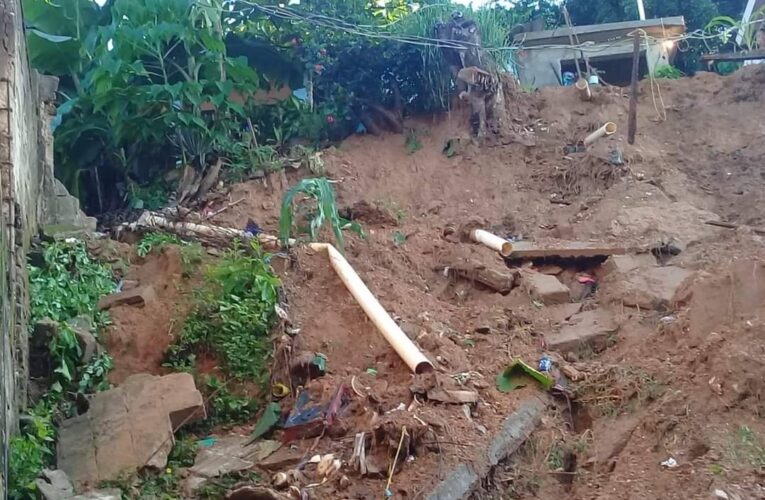 La barda perimetral de la escuela secundaria Cuahutémoc de Ometepec se colapsó de por la fuerte lluvia.