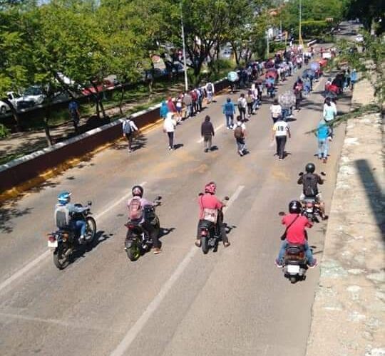 MARCHAN NORMALISTAS DE OAXACA,  EXIGEN INGRESAR A LAS NORMALES.