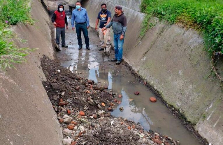 Supervisa desazolve de canales regidor de Cuautlancingo.