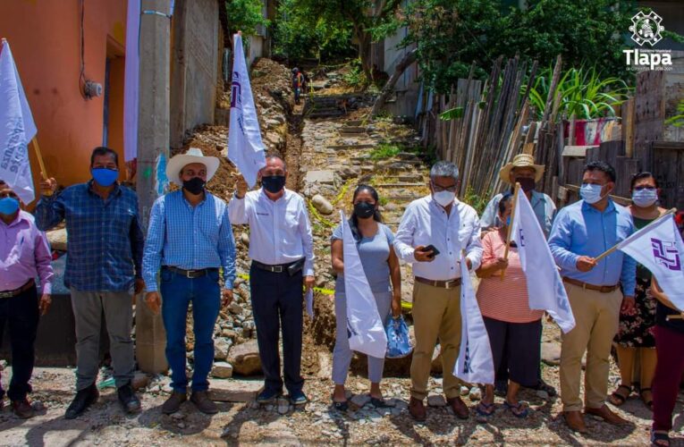 EDIL DE TLAPA PICHARDO GARCIA; INICIA PAVIMENTACIÓN Y CONSTRUCCIÓN DE ALCANTARILLADO SANITARIO.