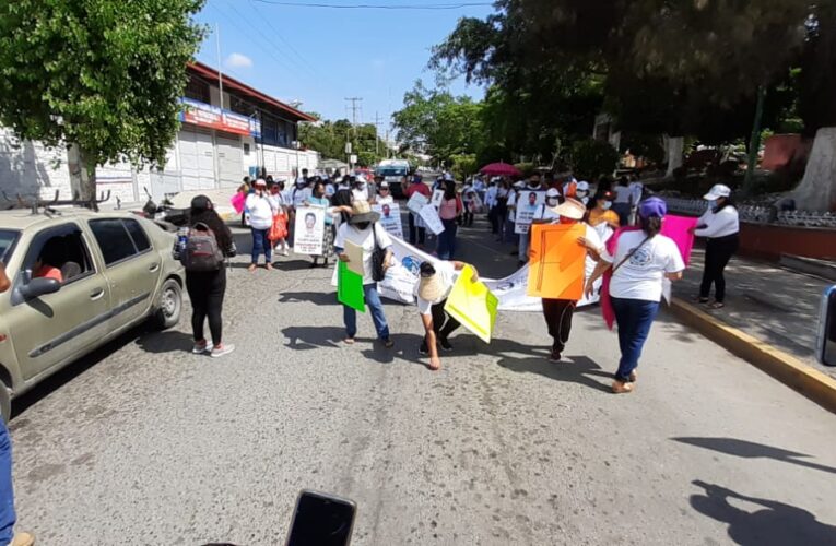 FAMILIARES DE DESAPARECIDOS MARCHAN EN CHILPANCINGO.