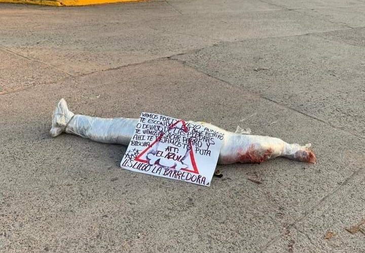 Localizan un cuerpo envuelto en plástico y con una narcocartulina.