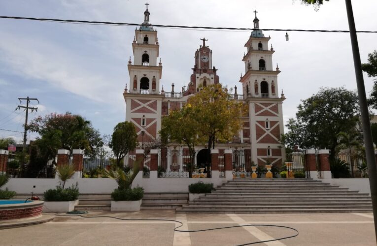 Denuncian tranzas de maestro de preparatoria de San Luis Acatlán.