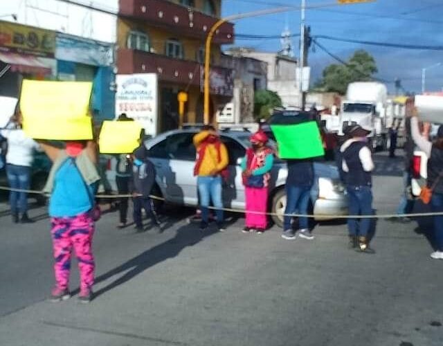 Bloquean la carretera federal Tehuacán, exigen reabilitar acceso a sus viviendas.