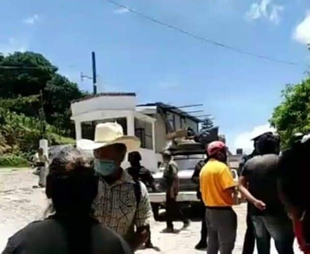 Ejidatarios bloquean el acceso al relleno sanitario, exigen la presencia del alcalde Marcos Parra.