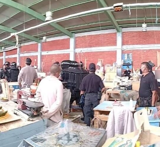 Localizan armas y drogas en penal de Puebla.