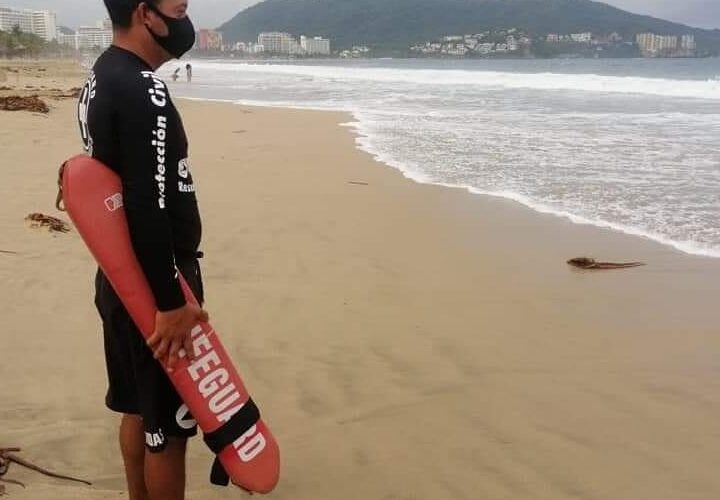 En alerta protección civil estatal en playas de Acapulco.
