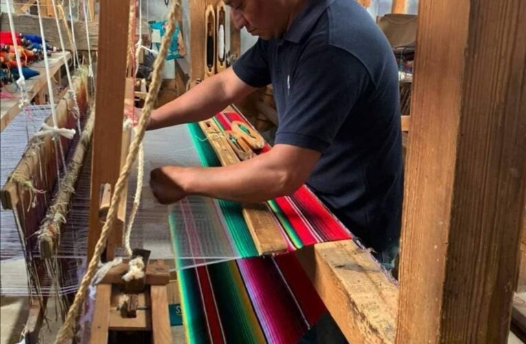 Una  hermosa tradición textilera se remota a la época prehispánica con un telar de cintura.