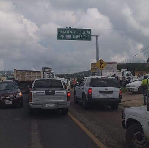 Bloquean la Carretera federal Iguala-Altamirano.