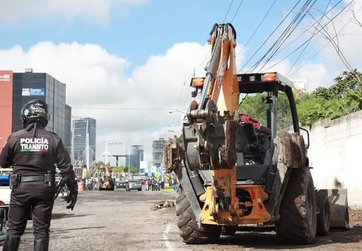 Bacheo y colocación de señalética realiza el ayuntamiento de San Andrés Cholula.