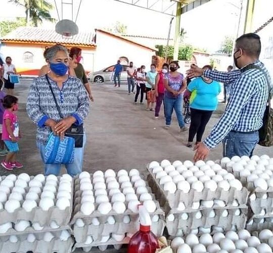 EL ALCALDE DE TELOLOAPAN, EFRÉN ROMERO SOTELO, APOYA LA ECONOMÍA.