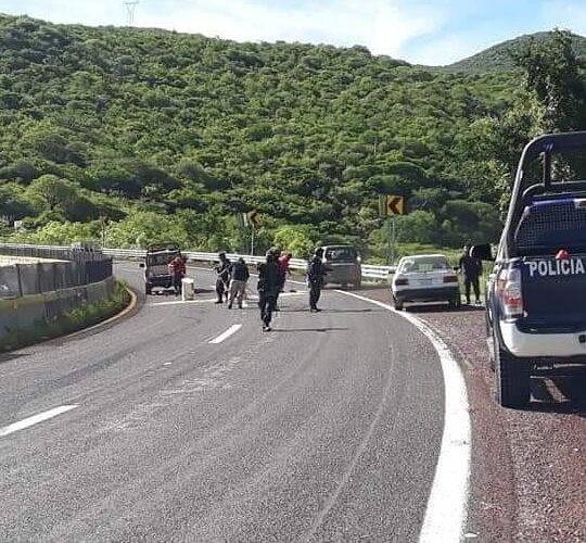 APARATOSA VOLCADURA DE VECINO DE ZUMPANGO EN LA CURVA DEL CRISTO.