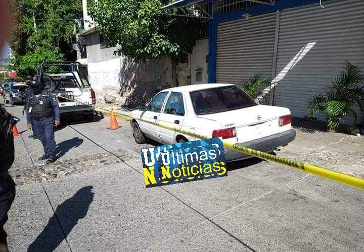Localizan una persona muerta en un taxi en Acapulco.
