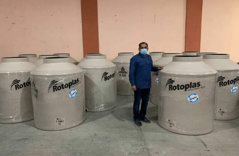 Sigue apoyando con tinacos  Rotoplas a bajo precio, el diputado Manuel Quiñones.