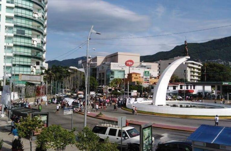 Protestan contra la presidenta municipal morenista de Acapulco Adela Román, bloquean la Diana.
