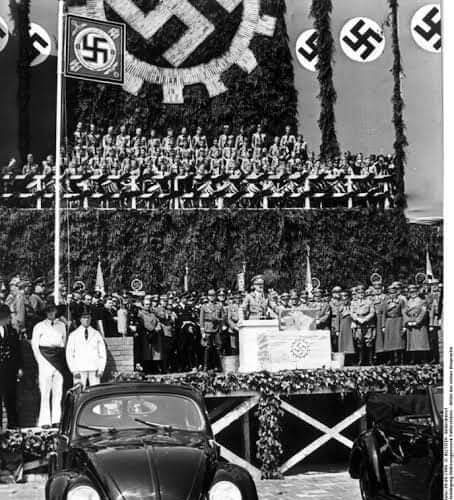 Por esta foto se perderán 150 empleos por un mal entendido de esta imagen histórica en una concesionaria de Volkswagen.