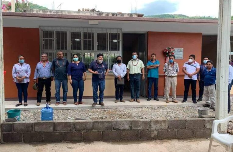Inaugura aulas escolares el presidente municipal de Xalpatláhuac, Rosendo Larios.