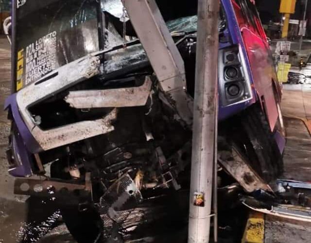 Aparatoso accidente de un ruta en Amalucan.