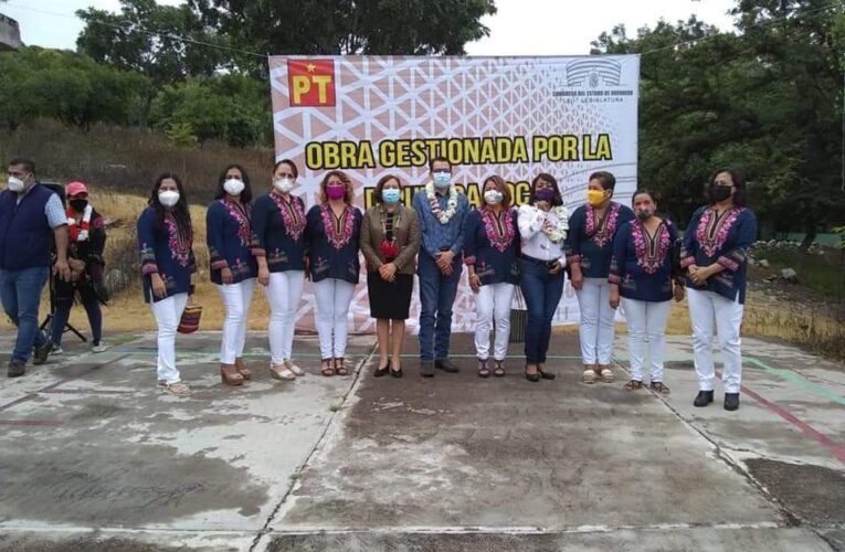 Da el banderazo de la construcción de cancha techada la diputada, Leticia Mosso