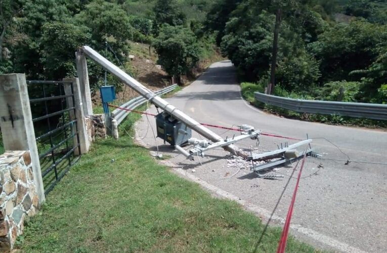 Cayó un poste de luz en carretera a La Libertad, Igualapa.