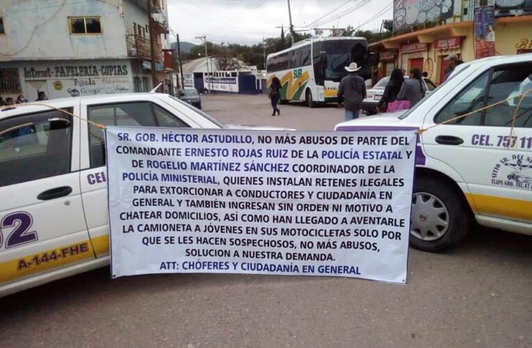 Transportistas de Tlapa bloquean la ciudad denuncian abusos de comandantes de la policía estatal y ministerial.