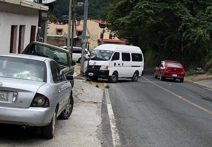 Ejecutan a chofer de Urvan y dejan herida a su acompañante en Taxco.