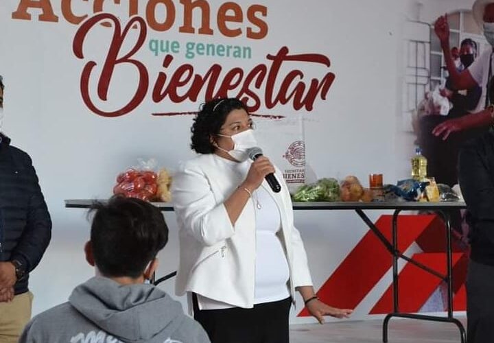 Encabeza la entrega de despensas “Valores a tu mesa” la alcaldesa Karina Pérez popoca.