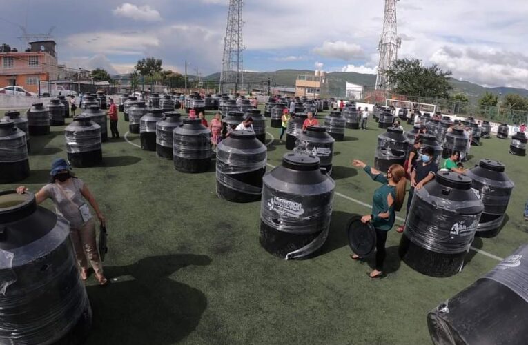 Apoya con Rotoplas a 100 familias el diputado local Servando Salgado.